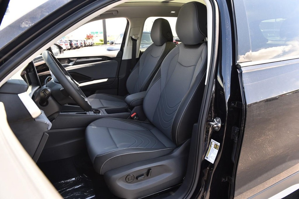 Volkswagen Tiguan Vehicle Full-screen Gallery Image 19