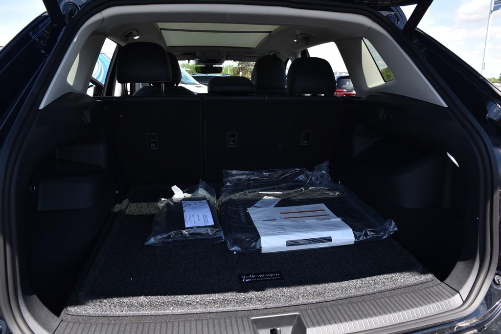 Volkswagen Tiguan Vehicle Full-screen Gallery Image 25