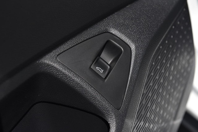 Volkswagen Jetta GLI Vehicle Image 09