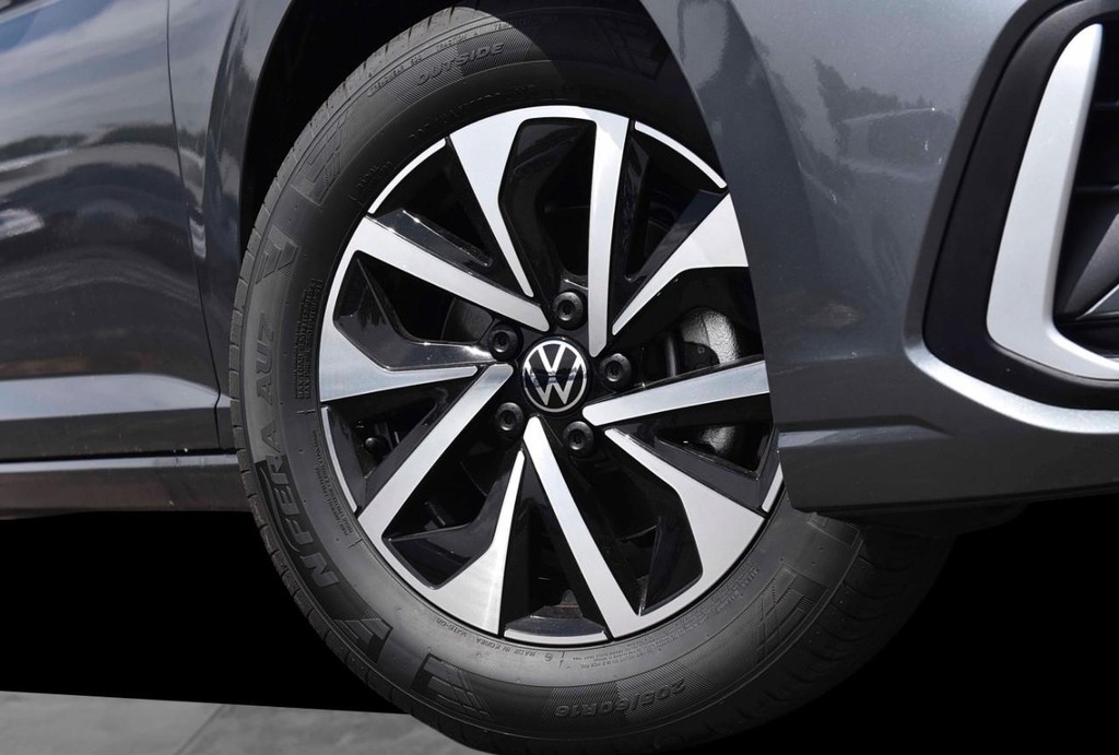 Volkswagen Jetta Vehicle Full-screen Gallery Image 3
