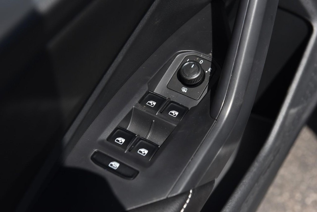 Volkswagen Jetta Vehicle Full-screen Gallery Image 8