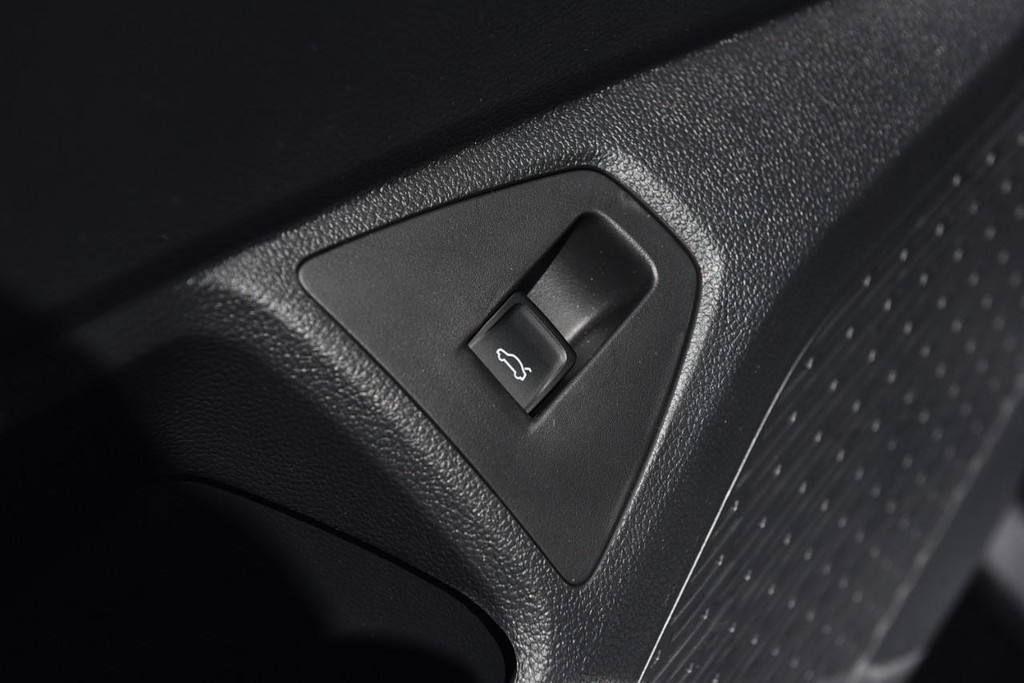 Volkswagen Jetta Vehicle Full-screen Gallery Image 9