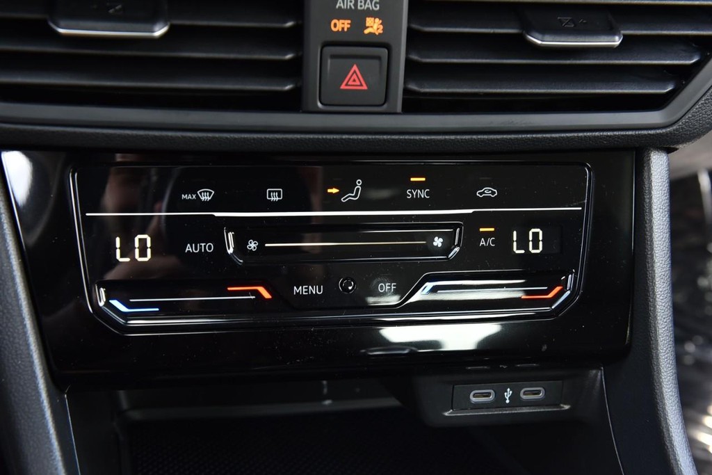 Volkswagen Jetta Vehicle Full-screen Gallery Image 15