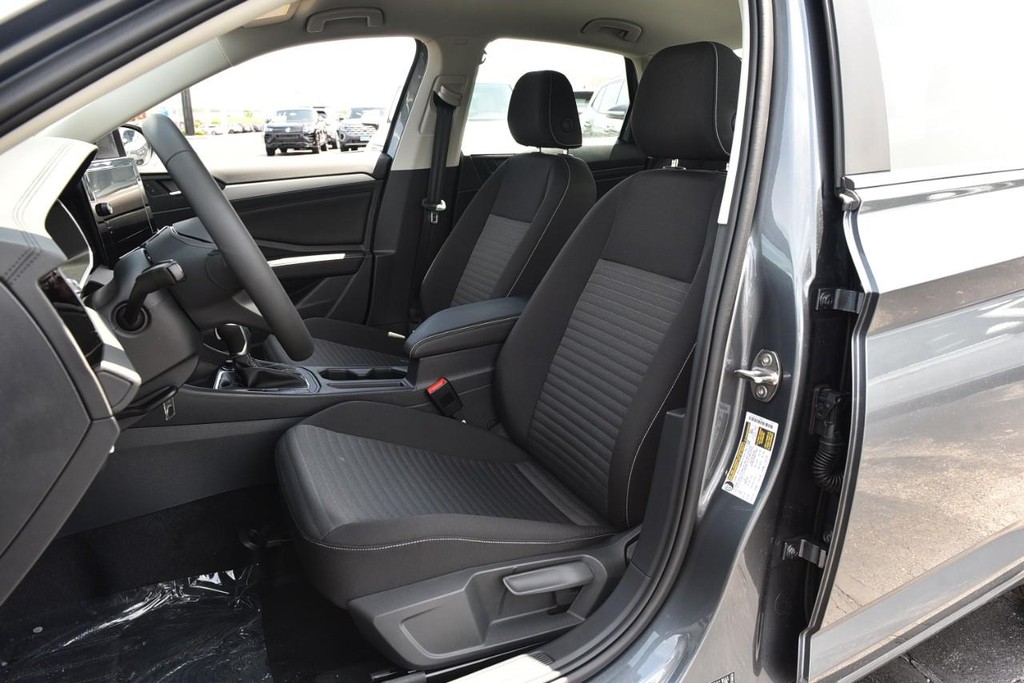 Volkswagen Jetta Vehicle Full-screen Gallery Image 19