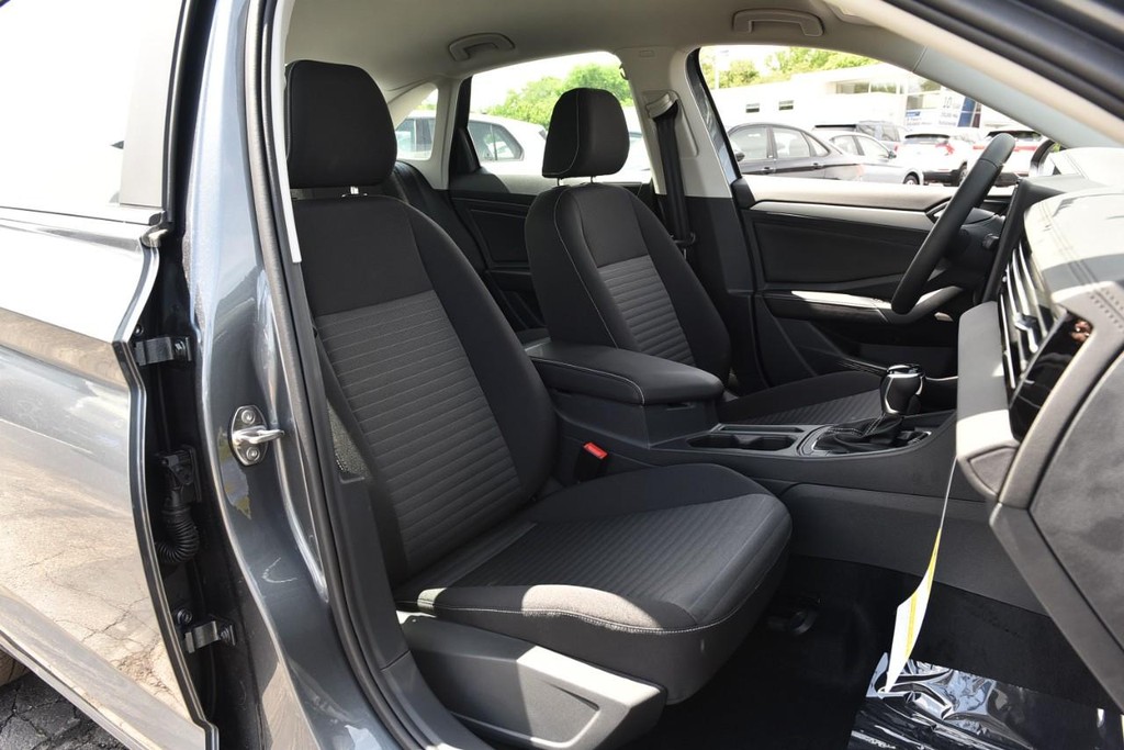 Volkswagen Jetta Vehicle Full-screen Gallery Image 20