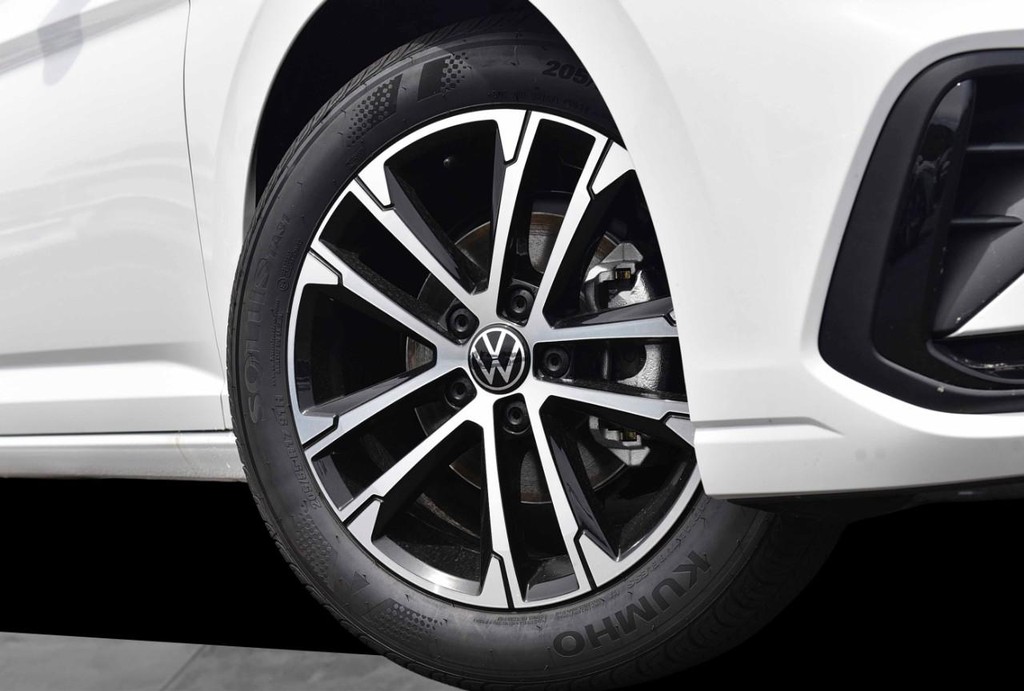 Volkswagen Jetta Vehicle Full-screen Gallery Image 3
