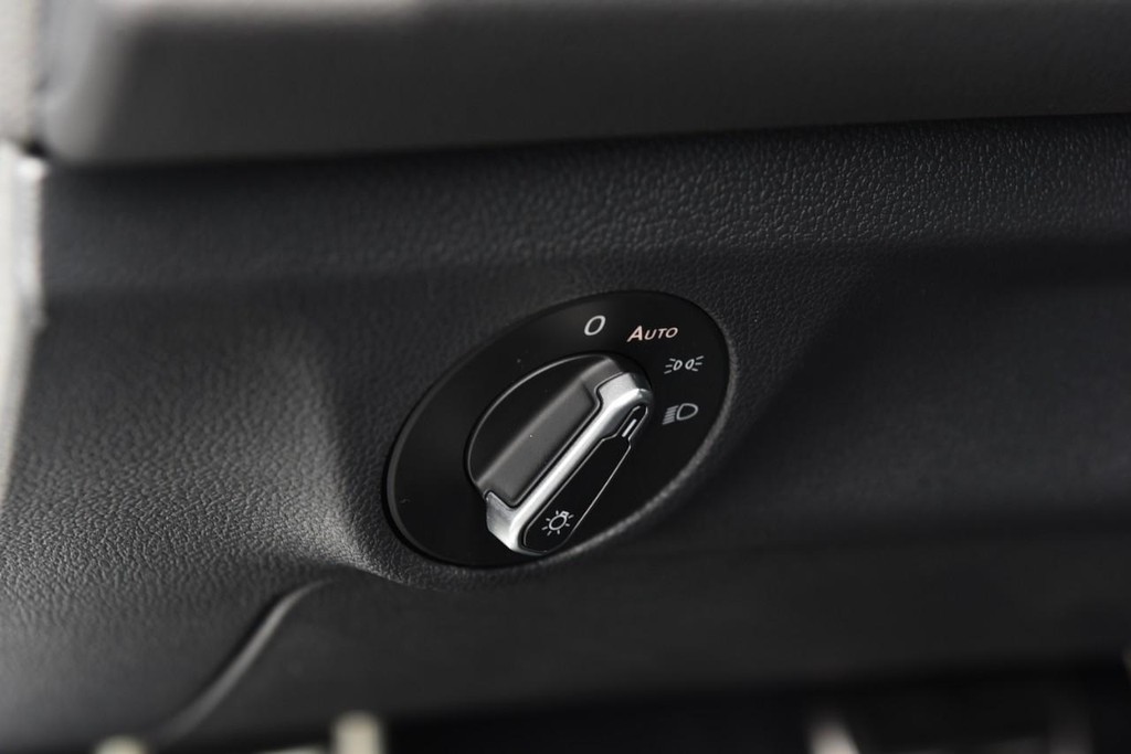Volkswagen Jetta Vehicle Full-screen Gallery Image 11