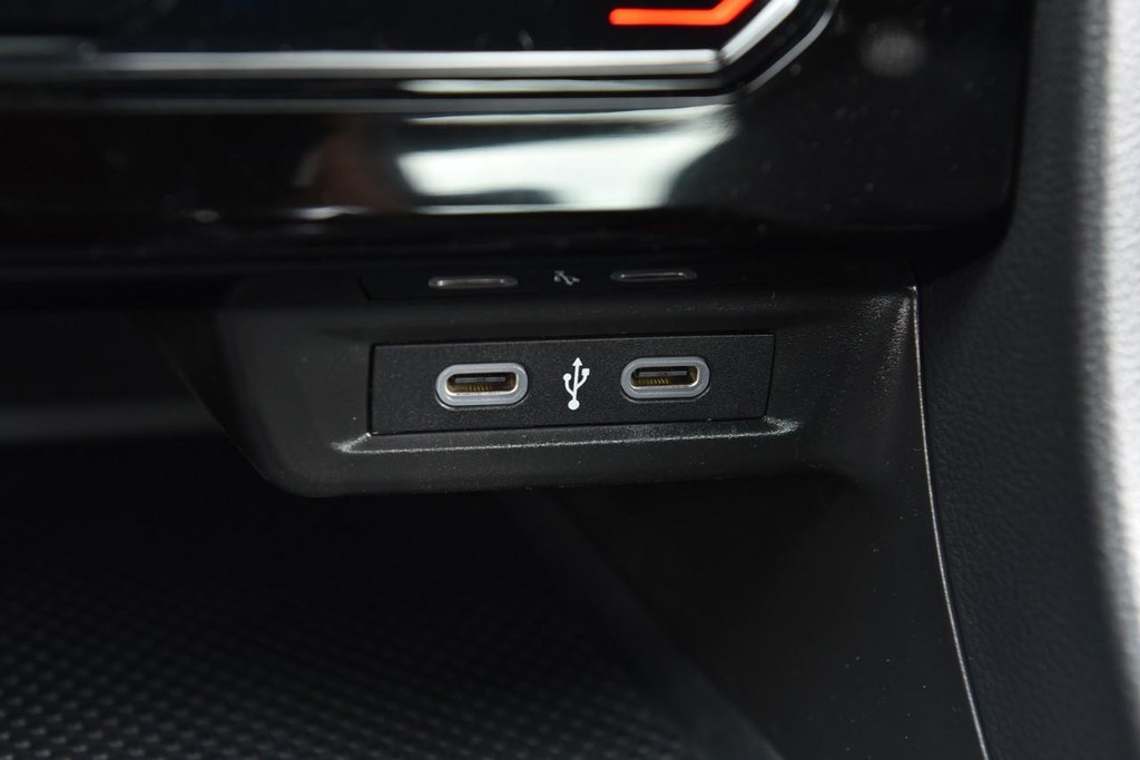 Volkswagen Jetta Vehicle Full-screen Gallery Image 16