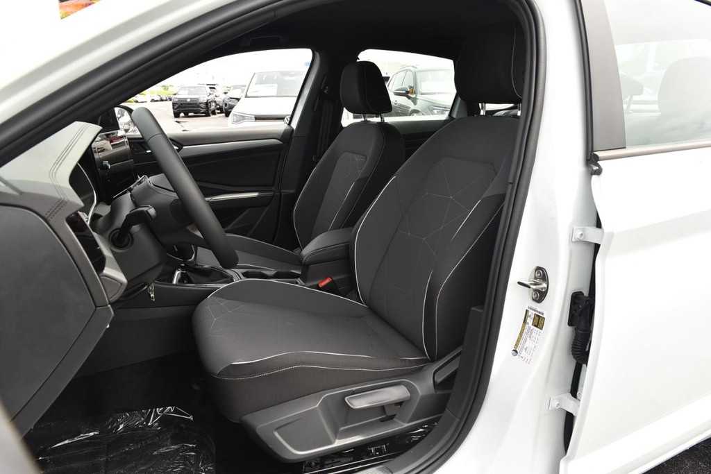 Volkswagen Jetta Vehicle Full-screen Gallery Image 19