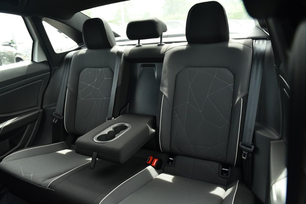 Volkswagen Jetta Vehicle Full-screen Gallery Image 21