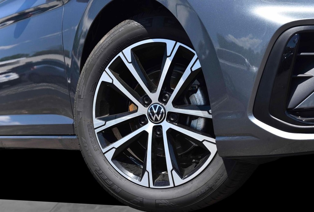 Volkswagen Jetta Vehicle Full-screen Gallery Image 3