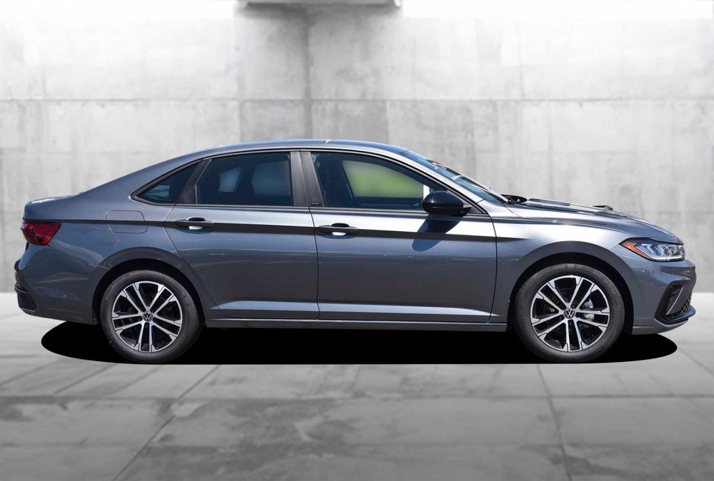 Volkswagen Jetta Vehicle Full-screen Gallery Image 5