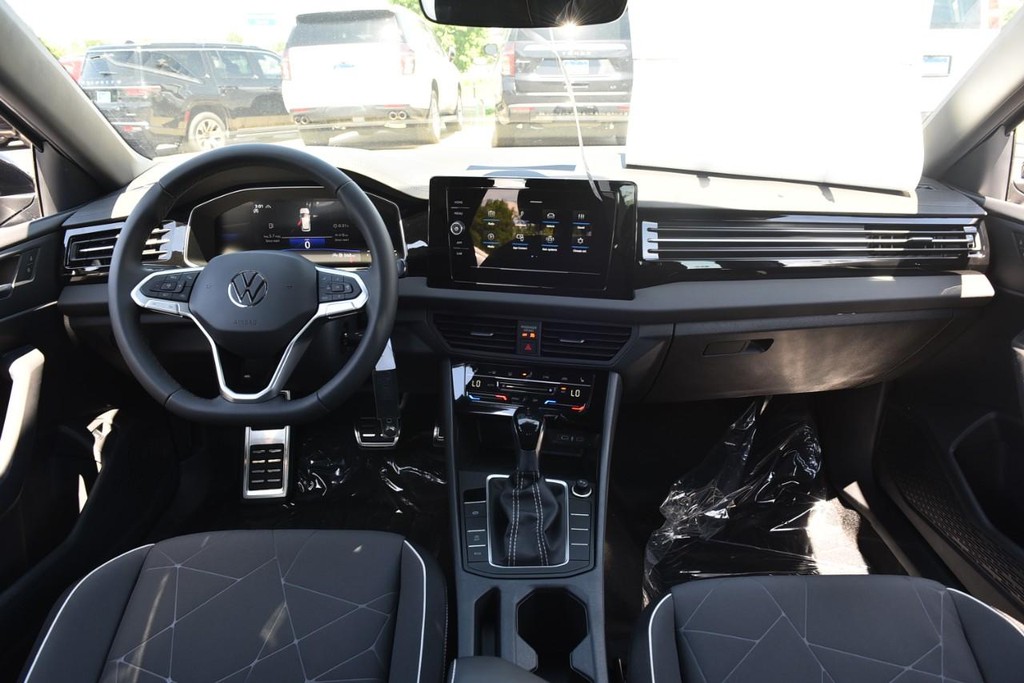 Volkswagen Jetta Vehicle Full-screen Gallery Image 7