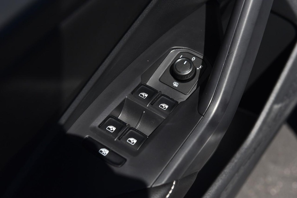 Volkswagen Jetta Vehicle Full-screen Gallery Image 8