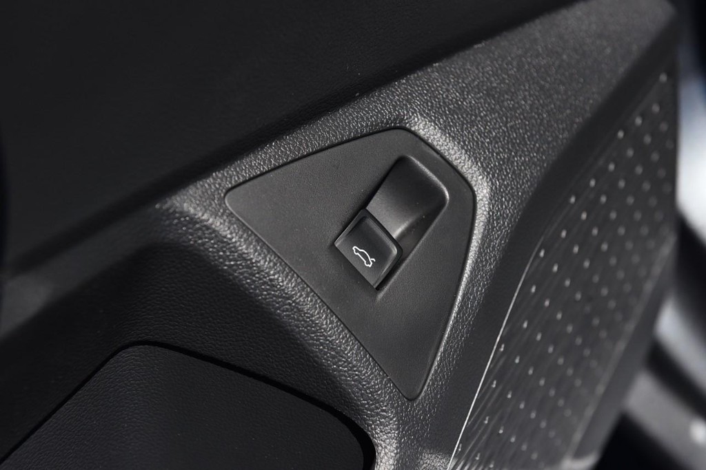 Volkswagen Jetta Vehicle Full-screen Gallery Image 9