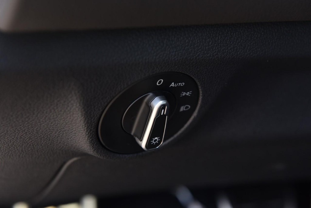Volkswagen Jetta Vehicle Full-screen Gallery Image 11