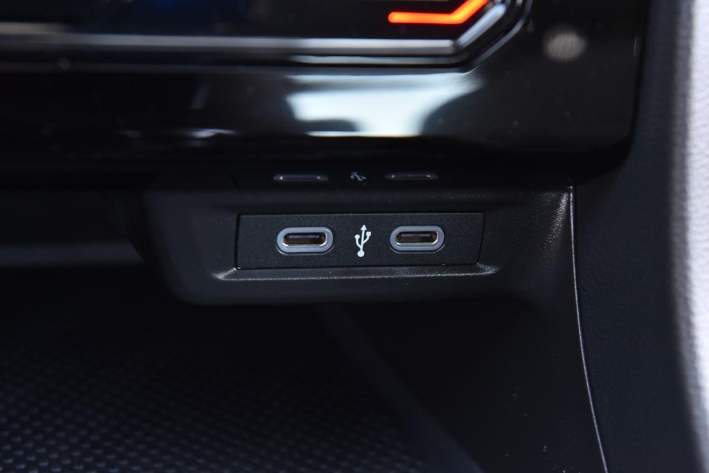 Volkswagen Jetta Vehicle Full-screen Gallery Image 16