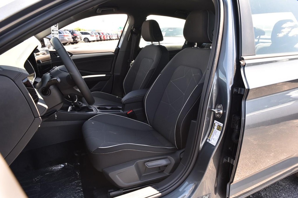 Volkswagen Jetta Vehicle Full-screen Gallery Image 19