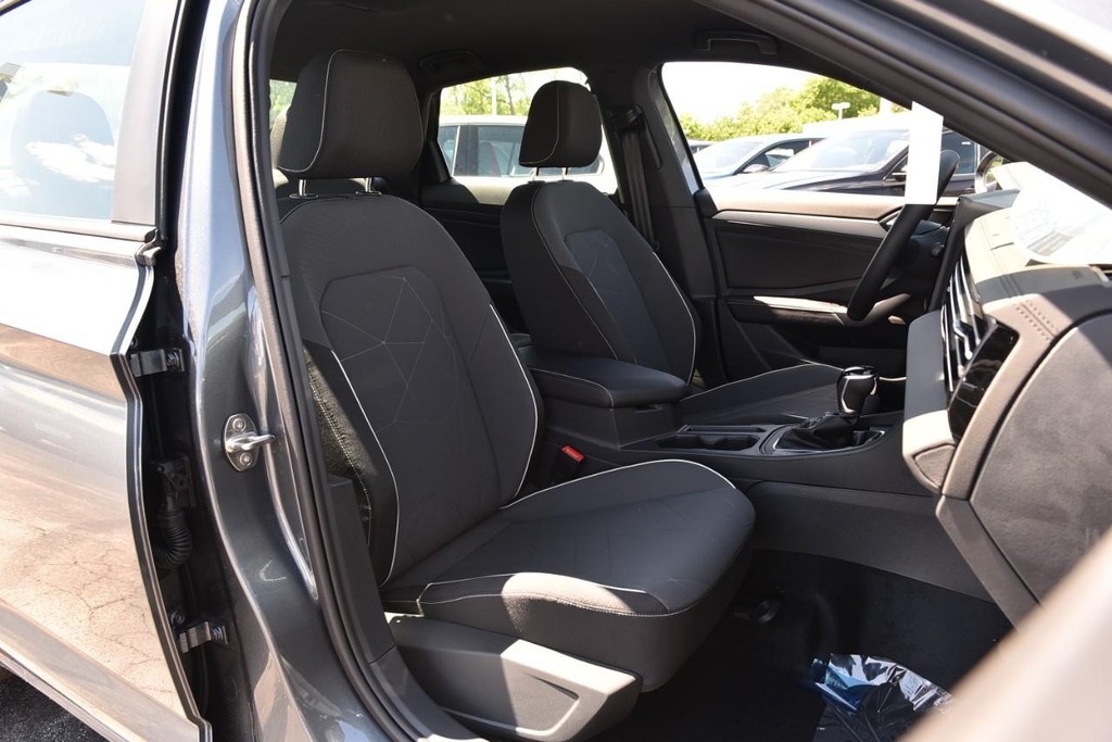 Volkswagen Jetta Vehicle Full-screen Gallery Image 20