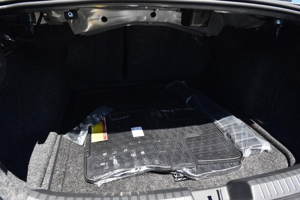 Volkswagen Jetta Vehicle Full-screen Gallery Image 22
