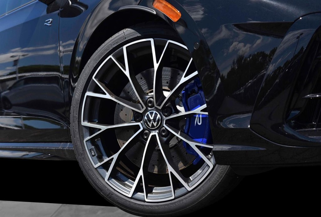 Volkswagen Golf R Vehicle Full-screen Gallery Image 3
