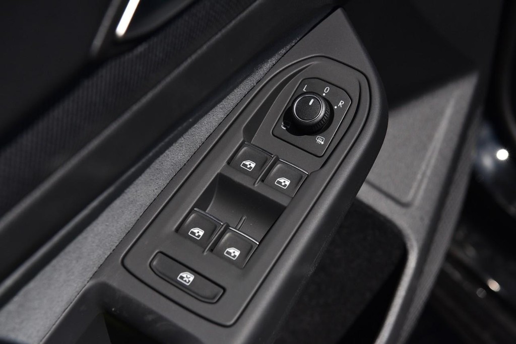 Volkswagen Golf R Vehicle Full-screen Gallery Image 8