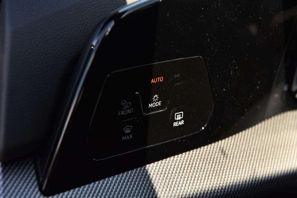 Volkswagen Golf R Vehicle Full-screen Gallery Image 10