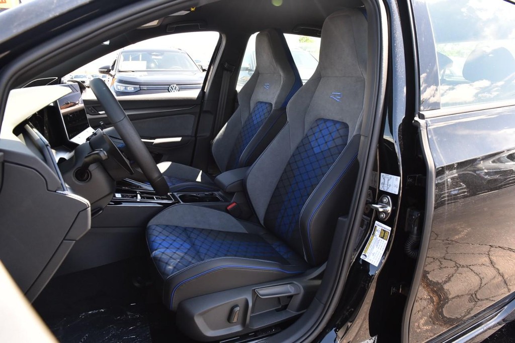 Volkswagen Golf R Vehicle Full-screen Gallery Image 19
