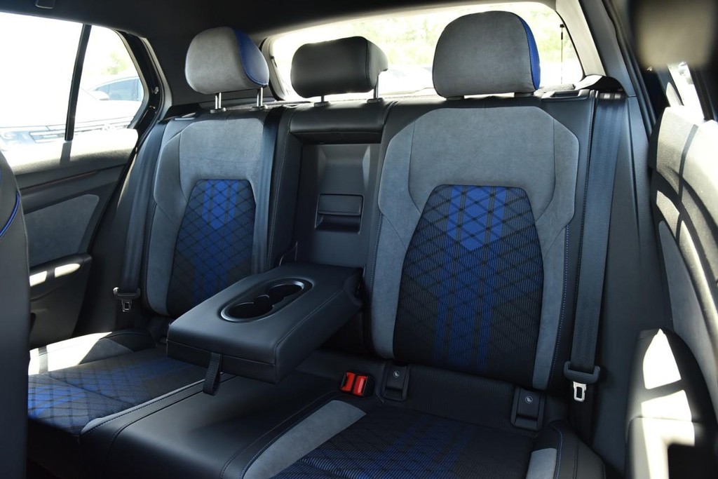 Volkswagen Golf R Vehicle Full-screen Gallery Image 21