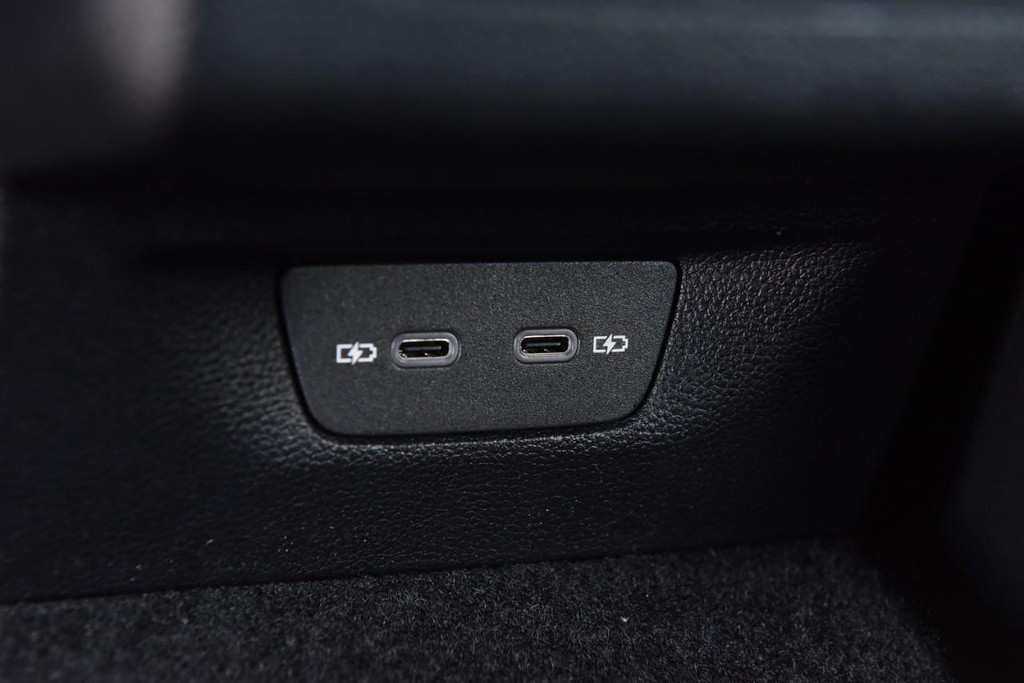 Volkswagen Golf R Vehicle Full-screen Gallery Image 23