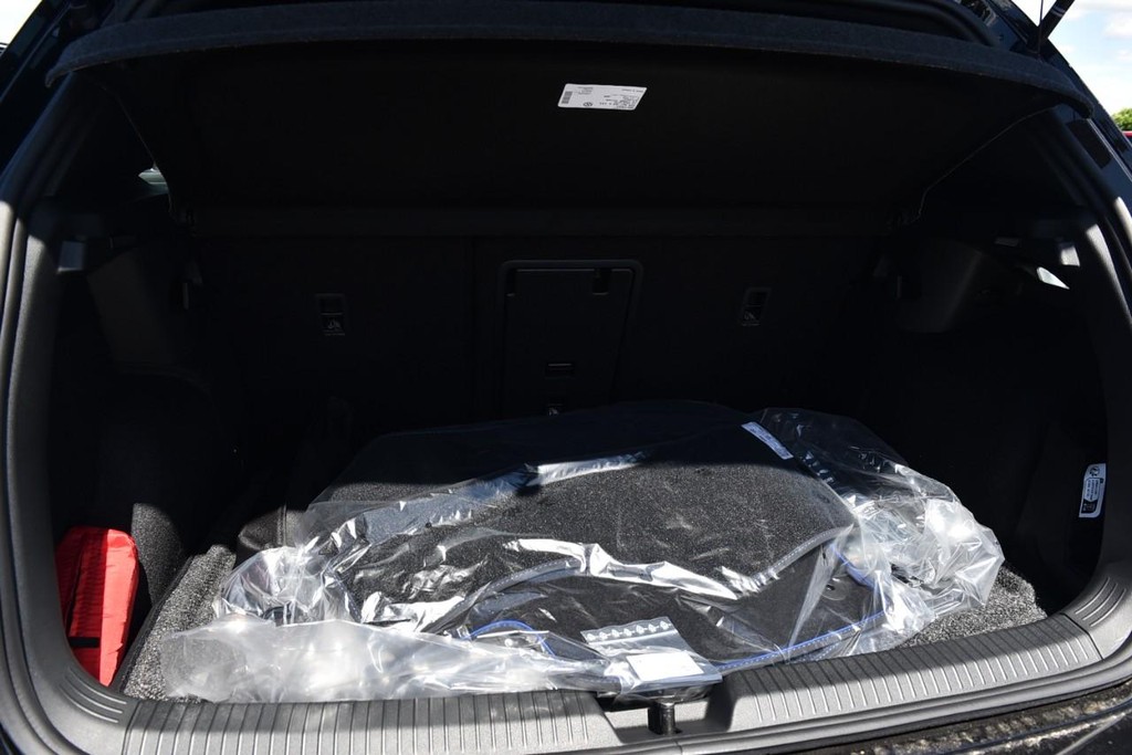Volkswagen Golf R Vehicle Full-screen Gallery Image 24