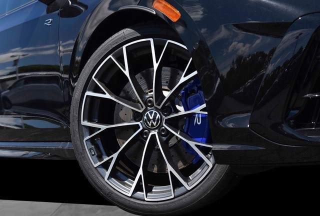 Volkswagen Golf R Vehicle Image 03
