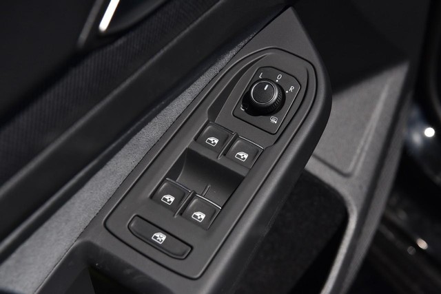 Volkswagen Golf R Vehicle Image 08