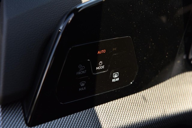 Volkswagen Golf R Vehicle Image 10
