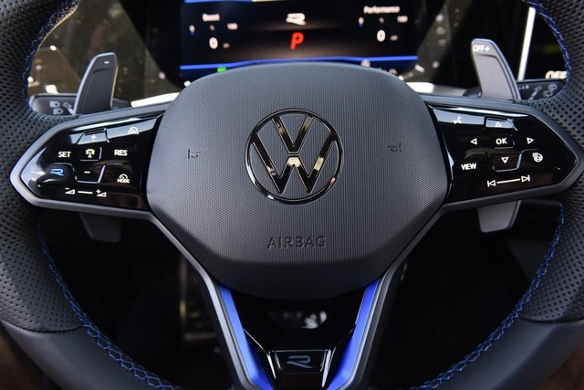 Volkswagen Golf R Vehicle Image 18