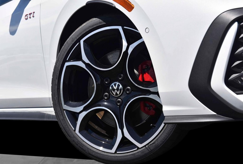 Volkswagen Golf GTI Vehicle Full-screen Gallery Image 3