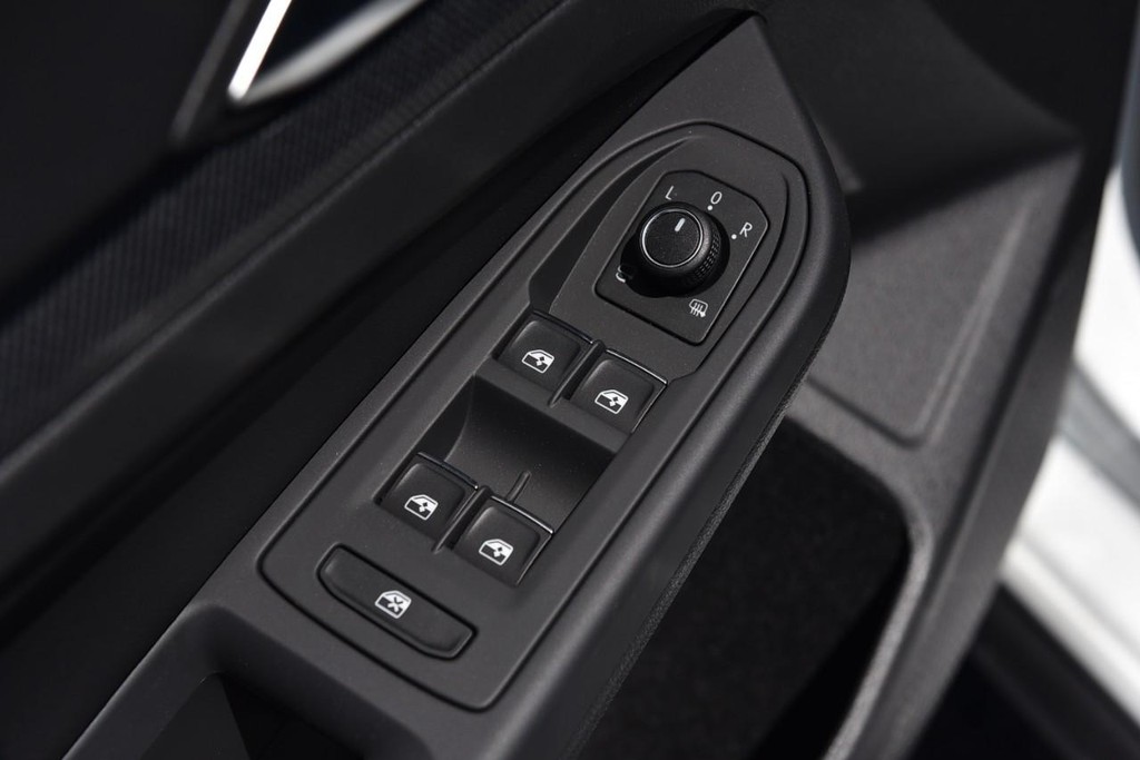 Volkswagen Golf GTI Vehicle Full-screen Gallery Image 8