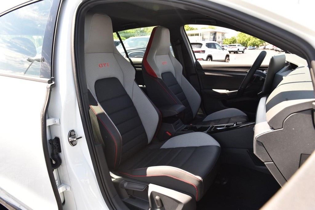 Volkswagen Golf GTI Vehicle Full-screen Gallery Image 20