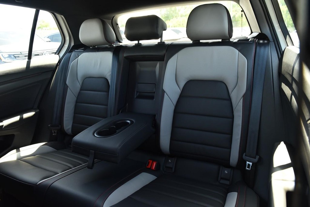 Volkswagen Golf GTI Vehicle Full-screen Gallery Image 22