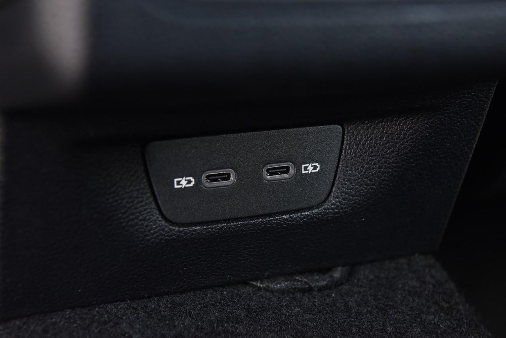 Volkswagen Golf GTI Vehicle Full-screen Gallery Image 24