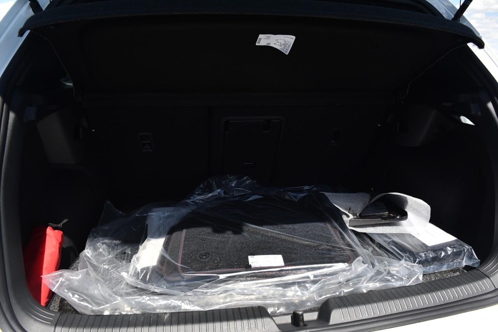 Volkswagen Golf GTI Vehicle Full-screen Gallery Image 25
