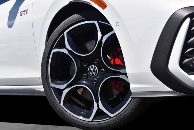 Volkswagen Golf GTI Vehicle Image 03