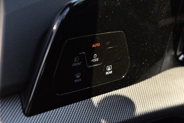 Volkswagen Golf GTI Vehicle Image 10