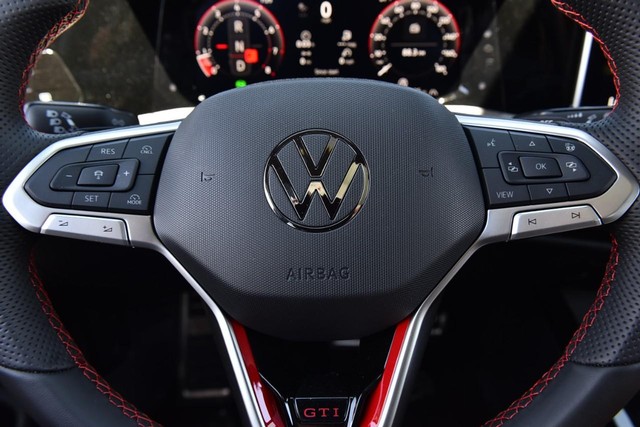 Volkswagen Golf GTI Vehicle Image 18