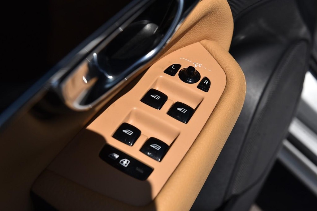 Volvo XC90 Vehicle Full-screen Gallery Image 8