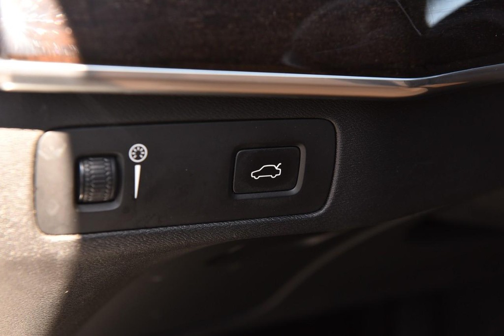 Volvo XC90 Vehicle Full-screen Gallery Image 11