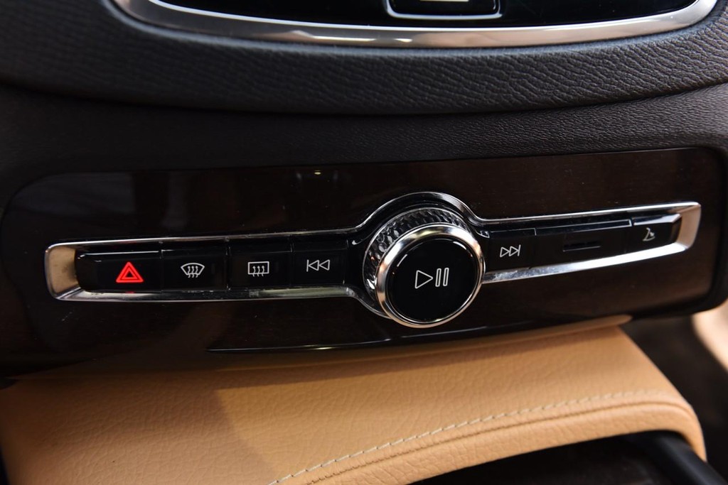 Volvo XC90 Vehicle Full-screen Gallery Image 15