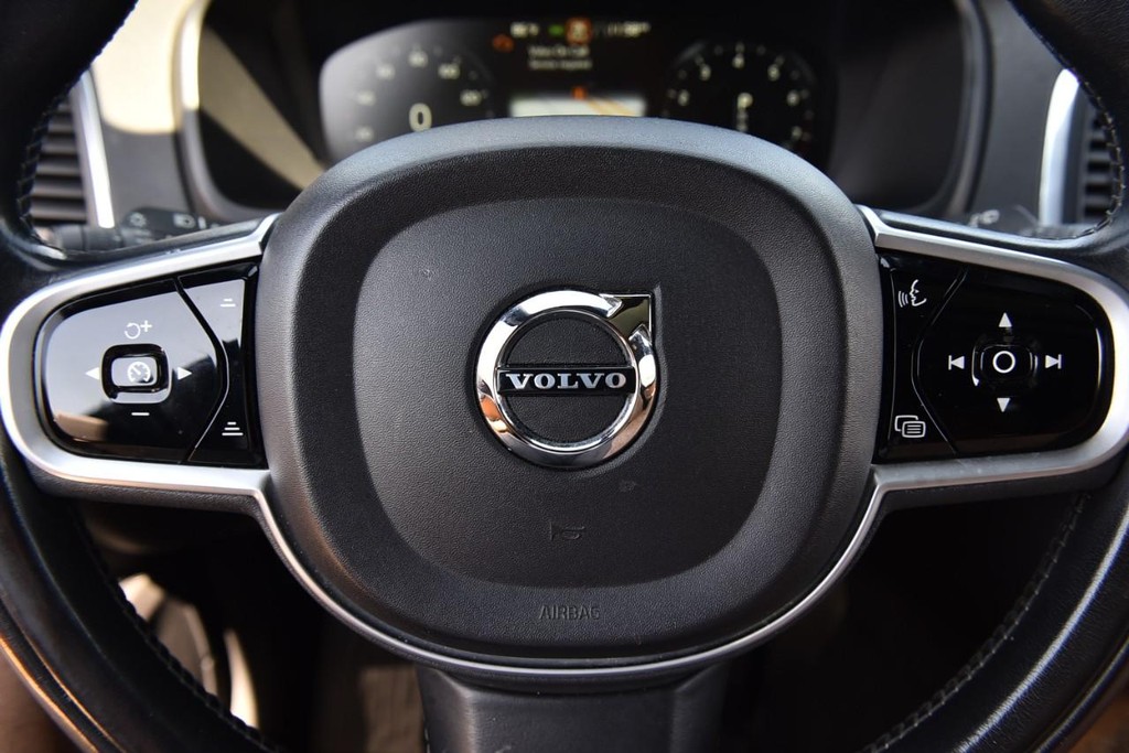 Volvo XC90 Vehicle Full-screen Gallery Image 17