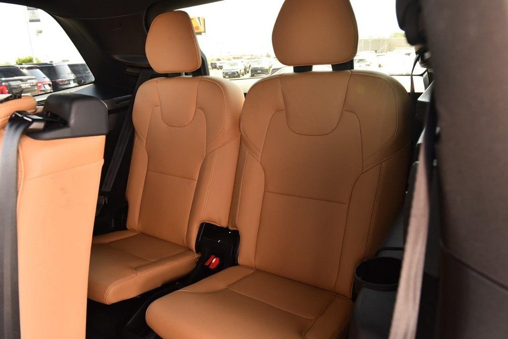 Volvo XC90 Vehicle Full-screen Gallery Image 23