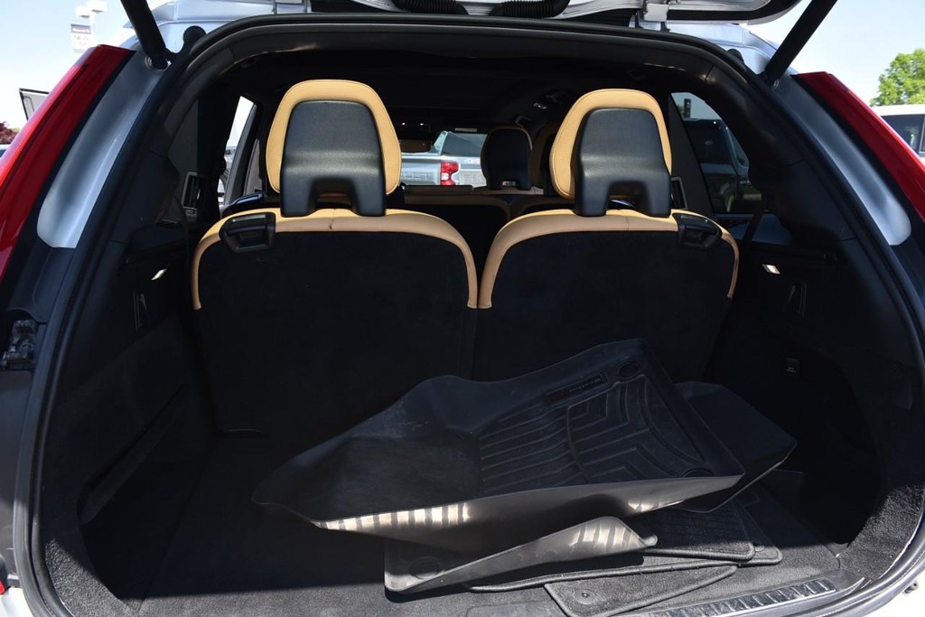 Volvo XC90 Vehicle Full-screen Gallery Image 24